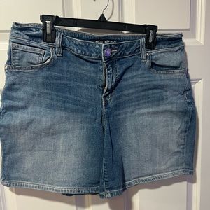 maurices Mid Fit Mid Rise Short size 14